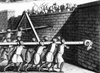 Atacar murallas con arietes. El montado sobre cadenas podía tener más ímpetu que el llevado a hombros. Grabado c 1800.