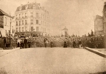 Barricada en las alturas de Menilamount, París, marzo de 1871