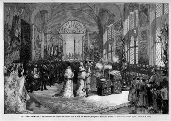 Bendición de la bandera del Imperio en la Armería del Kremlin de Moscú durante la coronación del emperador Alejandro III de Rusia (1845-1894) y la emperatriz Dagmar de Dinamarca (1847-1928), el 27 de mayo