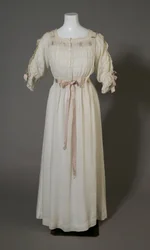 Camisón de Bertha Palmer, c.1880 (vista frontal), Algodón blanco, encaje, bordado y cinta de seda.
