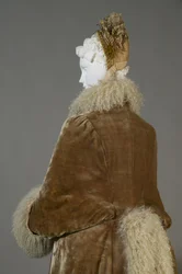 Abrigo de invierno de Bertha Palmer, c.1885 (detalle trasero), Terciopelo de seda y lana de cordero.