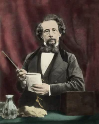 Charles Dickens (1812-1870) durante una lectura alrededor de 1860
