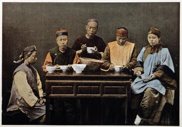 Familia china comiendo - fotochrome, finales del siglo XIX.