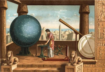 Claudio Ptolomeo (ca. 100 - ca. 170), erudito y astrónomo griego, en el Observatorio de Alejandría (Egipto). Barcelona 1877.