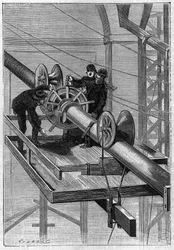 Construcción del Puente de Brooklyn en Nueva York: Máquina utilizada para cubrir los 19 cables secundarios con alambre de acero helicoidal en un solo cable. Grabado de 1883.
