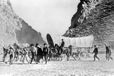 Vagón cubierto y colonos cruzando el Oeste c. 1850