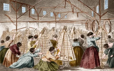 Fábricas de crinolinas: colocando aros. Grabado de 1865.
