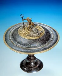 Copa cubierta de plata nielada y oro con estatuilla de Neptuno