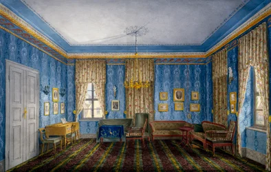 Sala de estar con papel tapiz azul y guirnaldas