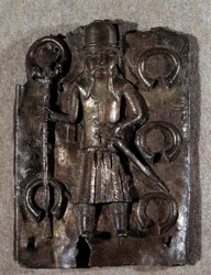 Artes decorativas: plato de latón tallado por un guerrero portugués. Siglo XVI. Conservado en Viena