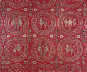 (detalle) Tela de traje eclesiástico en seda púrpura de Chipre representando animales fantásticos (hábito religioso de seda púrpura de Chipre con animales fantásticos) siglo XIII Museo della Cattedrale Anagni, Italia