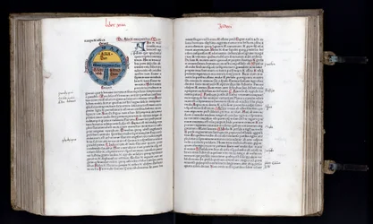 Doble página con el mapa esquemático del mundo en el modelo T-O (T O), se representan tres continentes (Asia, África y Europa). Manuscrito “Etimologías” de Isidoro de Sevilla (560/570-636) siglo XII. 1472