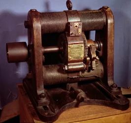 Máquina dinamoeléctrica tipo Gram produciendo corriente continua, realizada en 1877 por las fábricas Sautter y Lemonnier