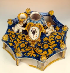 Juego de escritura de ocho piezas realizado en mayólica en colores azul oscuro, amarillo y verde pálido. 1560-1570, Écouen, Museo Nacional del Renacimiento