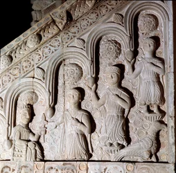 Emperador Federico II de Hohenstaufen (1194-1250) representado con su familia, bajorrelieve de un ambón del siglo XIII. Bitonto, catedral