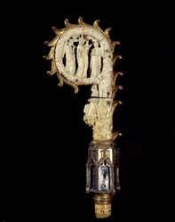 Eveque stock en cobre, metal dorado y marfil que representa a la Virgen entre dos ángeles. Alrededor de 1300. París, Museo Nacional de la Edad Media, termas de Cluny