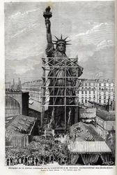 Francia, París, entrega de la Estatua de la Libertad al embajador de los Estados Unidos - Embalaje entre andamios de la Estatua de la Libertad realizada por Frédéric Auguste Bartholdi (1834-1904), para transportarla de París a América