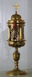 Ciborio de cobre dorado