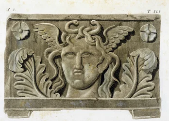Cabeza de Medusa, una de las tres Gorgonas, bajorrelieve de piedra - en “Monumenti Etruschi”