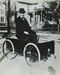 Henry Ford condujo su primer automóvil a gasolina por las calles de Detroit en 1896