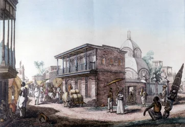Edificios hindúes: calle en la ciudad de Calcuta, India
