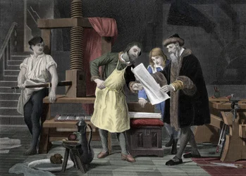 Historia de la impresión: primera prueba de la Biblia impresa por la prensa de Johannes Gensfleisch Gutenberg (1400-1468) representada con Johann Fust (1400-1466) - 1453 La primera hoja de prueba de la prensa de Gutenberg