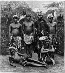 Zoo humano: grupo de hombres hotentotes (África del Sur) exhibidos en el Jardín de Aclimatación en París. (De una fotografía). Grabado en "La Naturaleza: revista de ciencias y sus aplicaciones a las artes y a la industria" del 11 de agosto de 1888