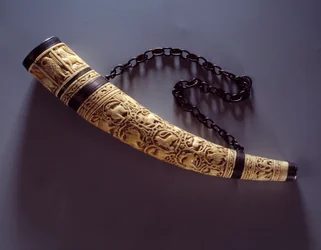 Oliver de marfil montado en plata. 1050-1100. París, Museo del Louvre