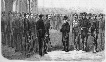 Enero de 1873: Adolphe Thiers (1797-1877), político francés, Presidente de la República acompañado por el Ministro de Guerra y el General Hartung visita la Escuela Politécnica. Grabado de 1873.