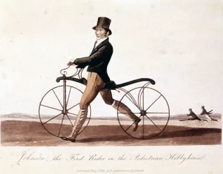 Johnson en una bicicleta. Este es el modelo inventado por el Barón von Drais: la Draisiana. Estaba hecha de madera y aún no tenía pedales. Litografía en color de 1819