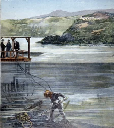 El buzo Paolo Pardi trabajando en los barcos romanos en el lago de Nemi con el escafandro Siebe en 1893