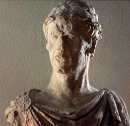 Busto de piedra caliza del Emperador Federico II de Hohenstaufen (1194-1250)