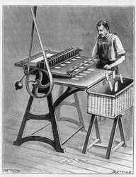 Fabricación de cartas para jugar por métodos antiguos. Recorte de cartas de juego. Grabado de 1893
