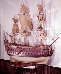 Marina militar: modelo en miniatura de un barco con tres cubiertas, arma de 92 cañones. Siglo XVII. Madrid, Museo del Ejército