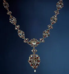 Collar del Emperador del Sacro Imperio, Rey de Bohemia y Rey de Hungría Rodolfo II en esmalte, oro y piedra fina con colgante que representa escenas de la Pasión. Siglo XVI. París, Museo del Louvre