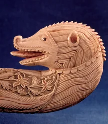 Arte oriental: woulette tau (extremo del bastón del pastor) con cabeza de animal de marfil. Detalle. Siglo XV París, Museo Armenio