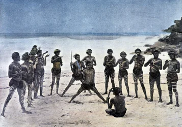 Danza papúa en la playa junto al pueblo Karapuna (Nueva Guinea)