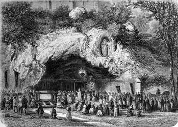 Peregrinos frente a la cueva milagrosa de Lourdes en los Altos Pirineos donde la Virgen apareció a Bernadette Soubirous (1844-1879) en 1858, actual lugar de peregrinación. Grabado del siglo XIX