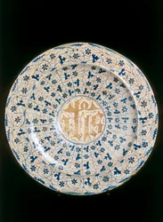 Plato con monograma cristalizado, manufactura de Valencia