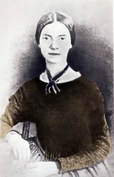Retrato de la poeta estadounidense Emily Dickinson (1830-1886) de una fotografía circa 1846-1847.