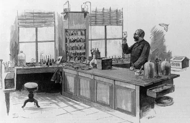 Retrato del médico alemán Robert Koch (1843-1910) en su laboratorio.