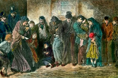 La pobreza en Londres a la puerta de un refugio. Familias pobres y hambrientas hacen cola ante un hogar de acogida. Grabado de 1869. Colección privada