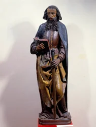 Representación de San Pablo sosteniendo un libro en la mano. Escultura de madera policromada. Siglo XV