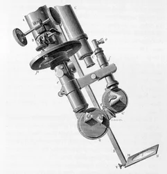 Tablero científico presentando un espectroscopio.