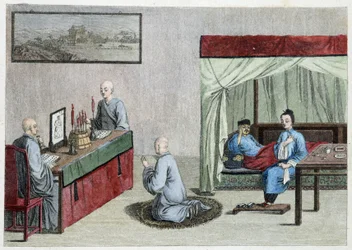 Hombre enfermo en la cama y oración de monjes - China