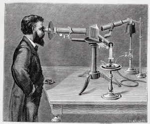 Espectroscopio para comparar los espectros de los elementos terrestres con los de los cuerpos celestes