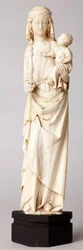 Estatua. Madonna y Niño. Donación de Mgr Cantineau, decano del capítulo de la catedral. Marfil. Siglo XIII.