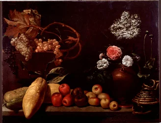 Naturaleza muerta con rosas, flores de arbusto, limones y uvas