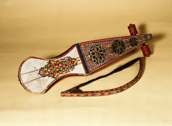 Instrumento de cuerda; rabab (rubab, robab, rebab, rubob, rawap). Originario del norte de África