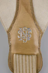 Tirantes, c.1880 (detalle), satén blanco bordado, cuero, plata, fabricante desconocido